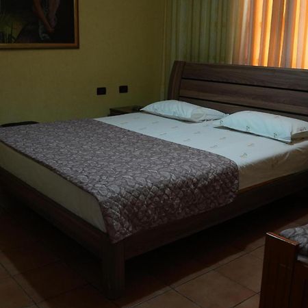 Alen Bar Hotel Tirana Buitenkant foto