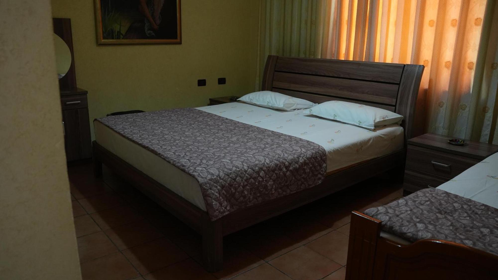 Alen Bar Hotel Tirana Buitenkant foto