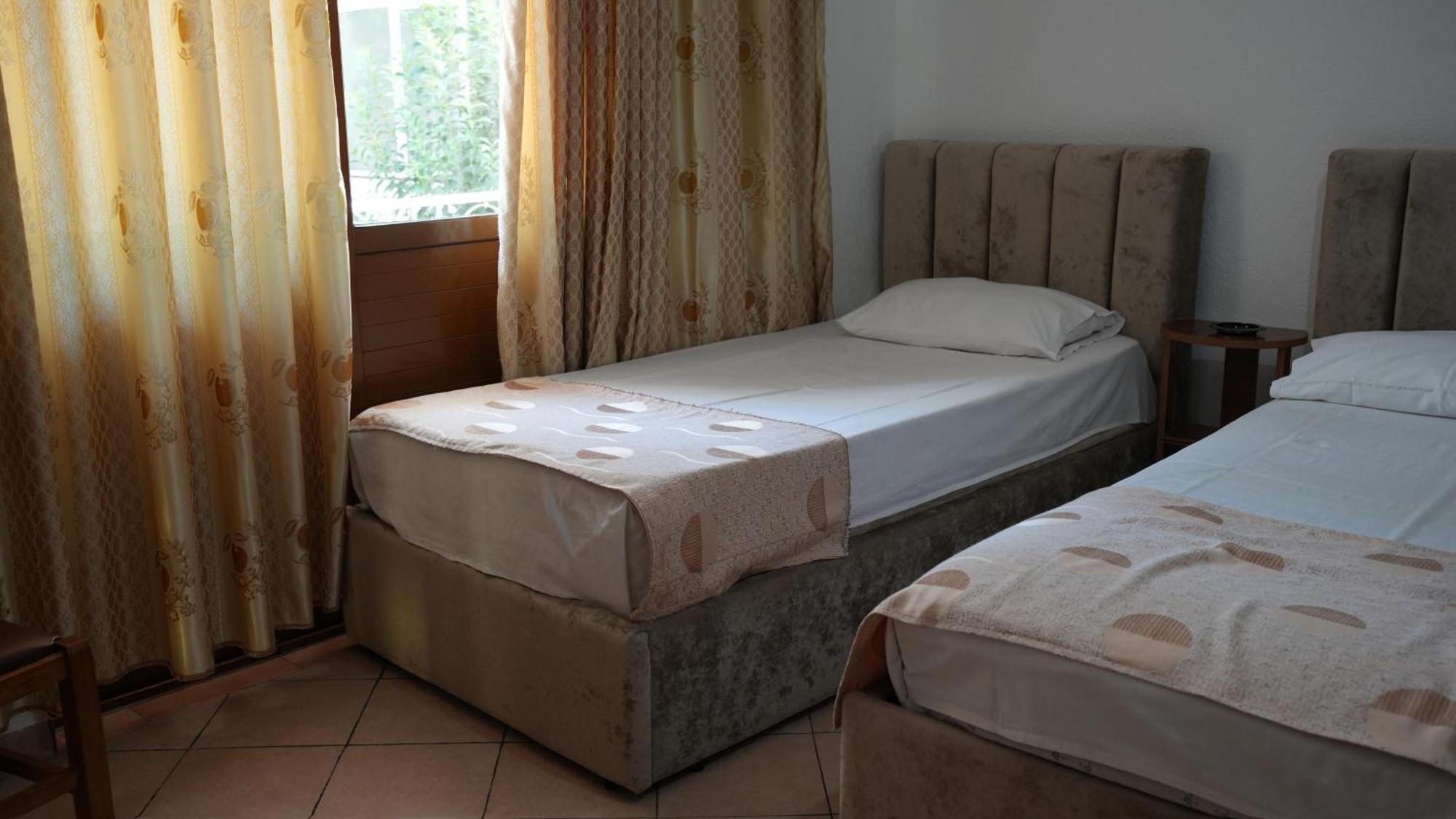 Alen Bar Hotel Tirana Buitenkant foto