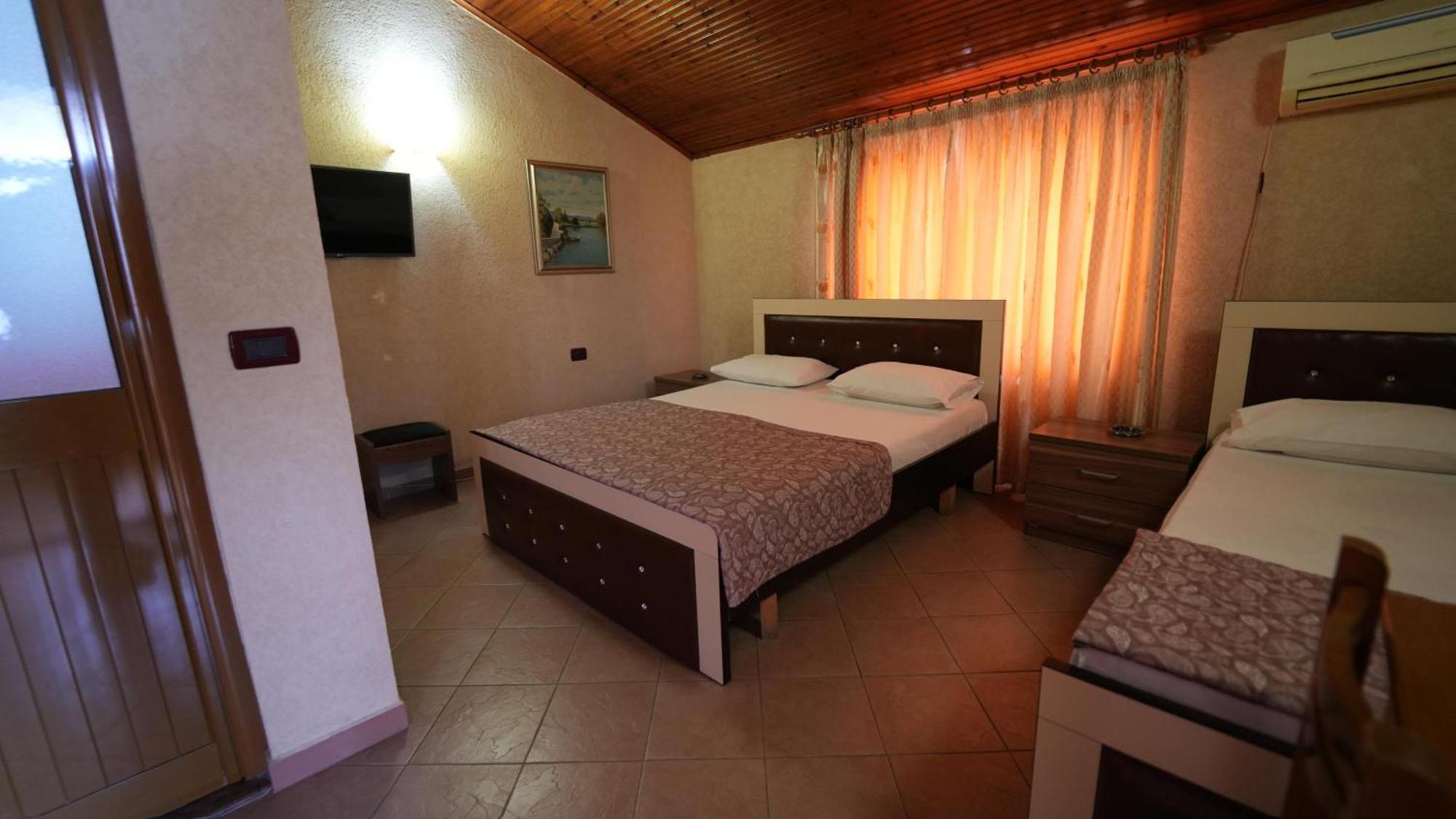 Alen Bar Hotel Tirana Buitenkant foto
