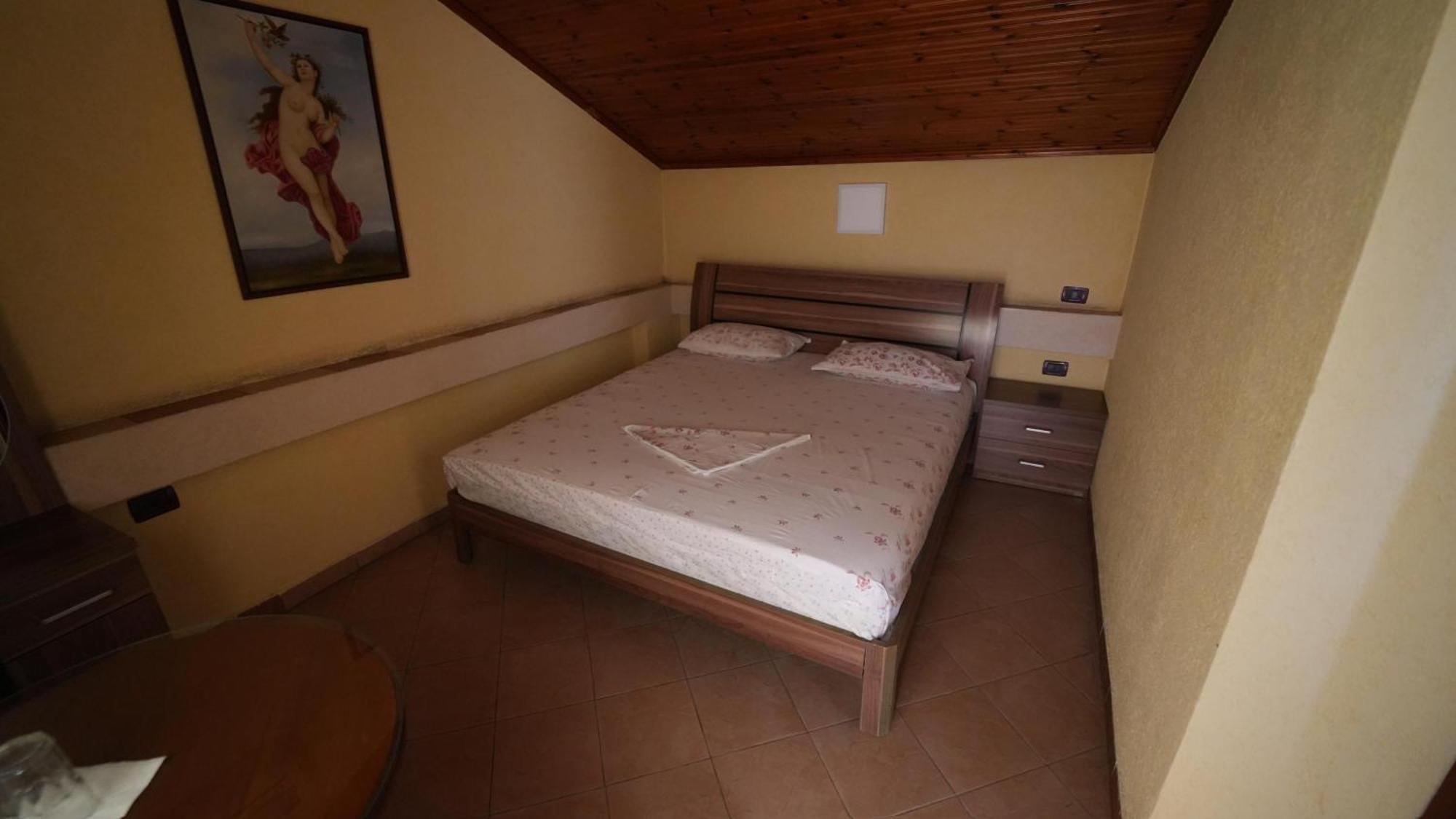 Alen Bar Hotel Tirana Buitenkant foto
