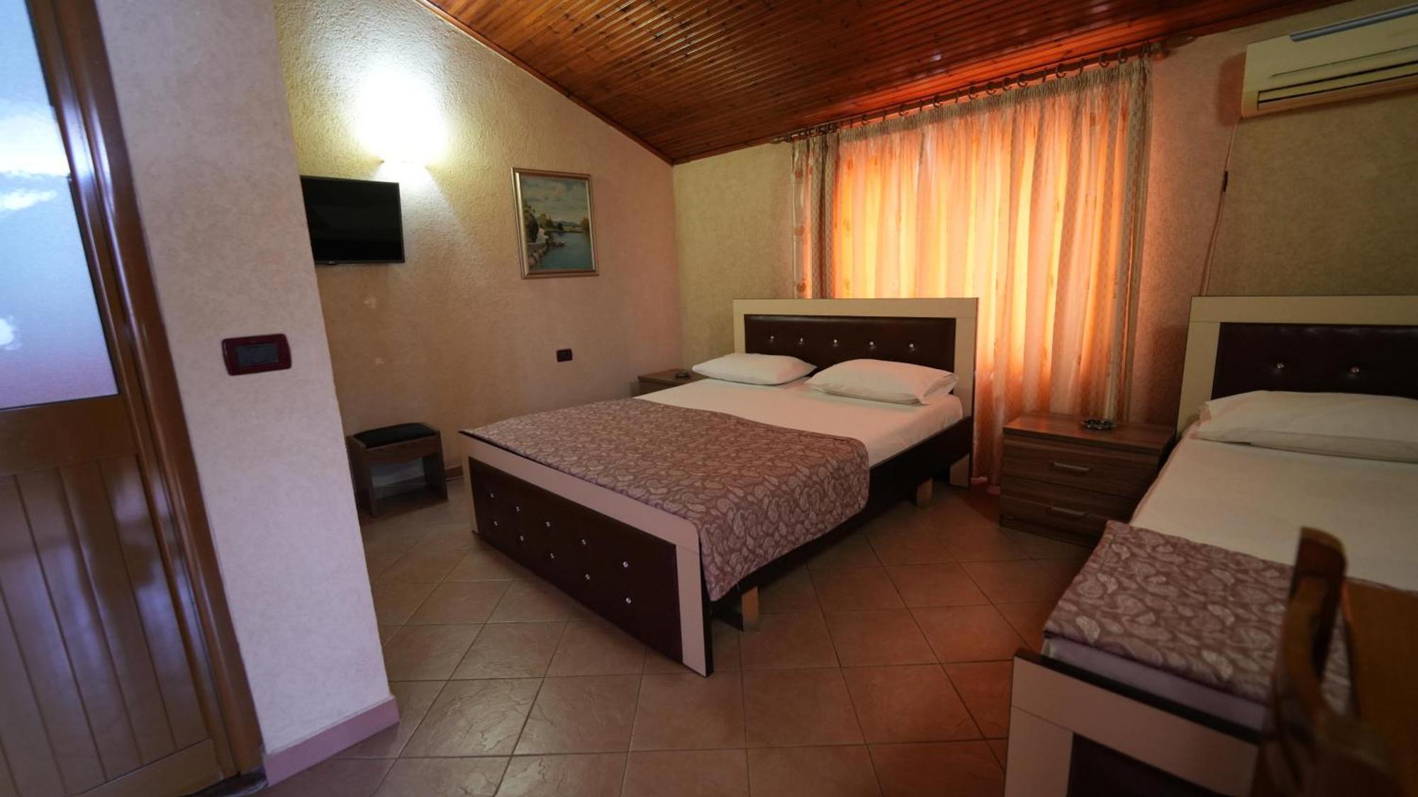 Alen Bar Hotel Tirana Buitenkant foto