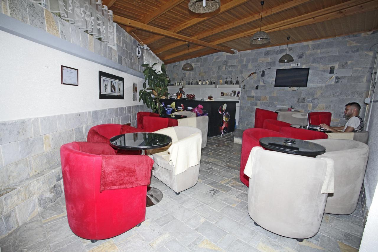 Alen Bar Hotel Tirana Buitenkant foto
