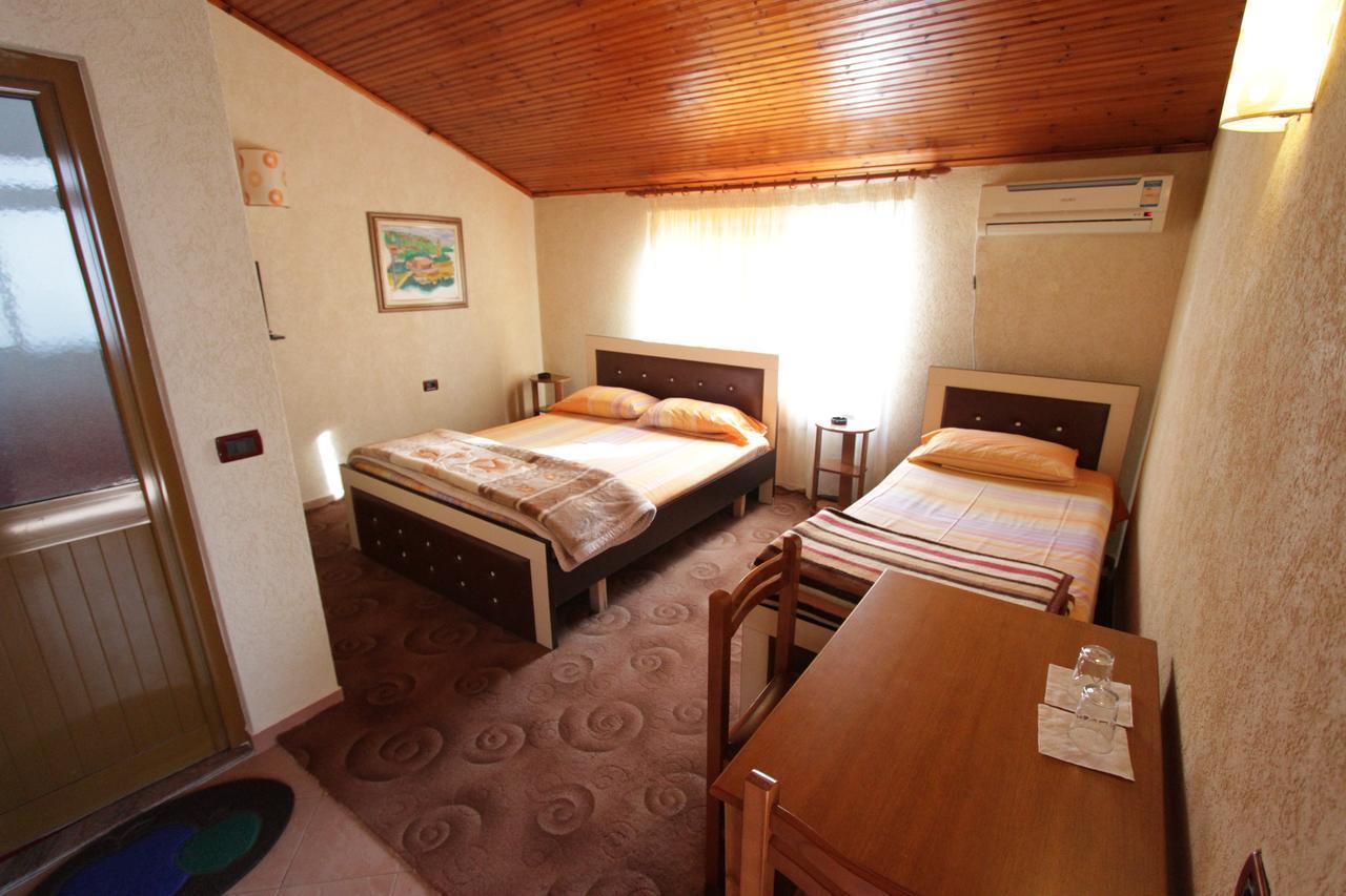 Alen Bar Hotel Tirana Buitenkant foto